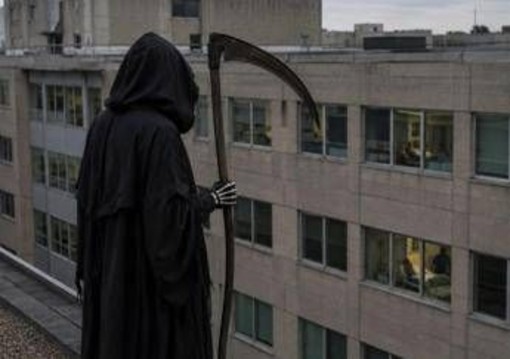 Vestito da morte sale sul tetto di un ospedale e fissa i pazienti: arrestato