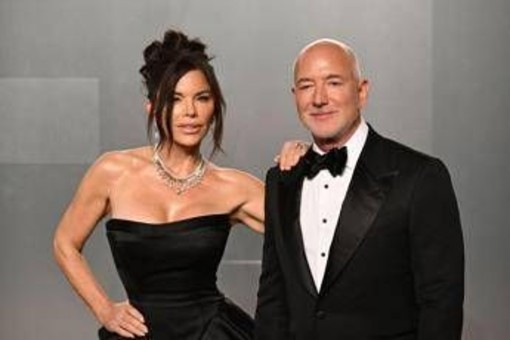 Torna il Met Gala, tra superstar, polemiche e proteste contro i Bezos