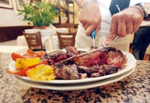 Chi non mangia carne vive meno a lungo? Cosa dice davvero lo studio sui centenari Chi non mangia carne vive meno a lungo? Cosa dice davvero lo studio sui centenari