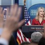 Trump, la portavoce Karoline Leavitt lascia l'incarico. Il presidente: "La capisco"