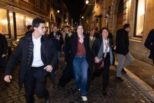 Referendum, la festa di Schlein in piazza tra selfie, cori e una promessa: "Batteremo Meloni" Referendum, la festa di Schlein in piazza tra selfie, cori e una promessa: "Batteremo Meloni"