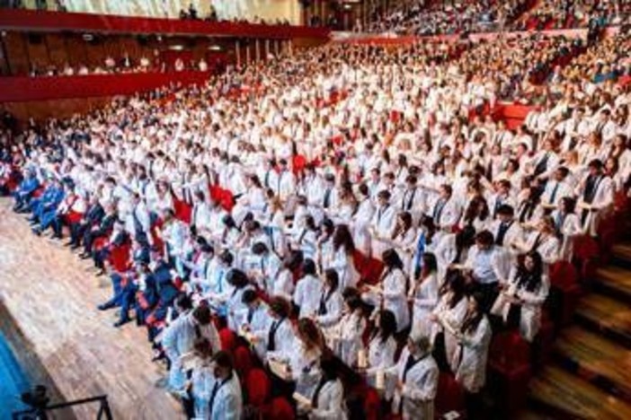 Unicamillus, 400 futuri medici indossano il camice bianco a Roma Unicamillus, 400 futuri medici indossano il camice bianco a Roma