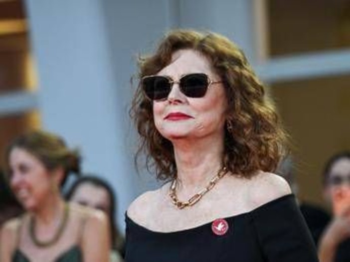 Mostra di Venezia, Susan Sarandon sul tappeto rosso con la spilletta 'cessate il fuoco a Gaza'
