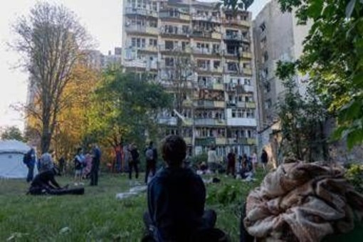 Ucraina, Mosca bombarda Kiev e aree circostanti: 9 morti. Polonia in allerta fa decollare aerei militari al confine Ucraina, Mosca bombarda Kiev e aree circostanti: 9 morti. Polonia in allerta fa decollare aerei militari al confine