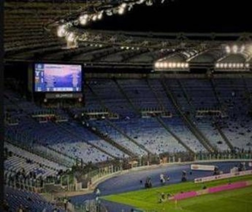 Lazio-Genoa in campo nel deserto, lo stadio Olimpico è vuoto Lazio-Genoa in campo nel deserto, lo stadio Olimpico è vuoto