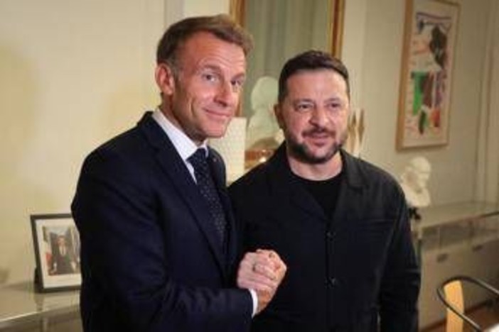 Macron vede Trump: "Colloqui costruttivi su Ucraina e Mar Rosso". Oggi il tycoon incontra Zelensky