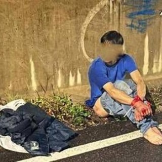 Roma, legato e seminudo in fuga dal campo rom: 18enne salvato dai vigili urbani Roma, legato e seminudo in fuga dal campo rom: 18enne salvato dai vigili urbani