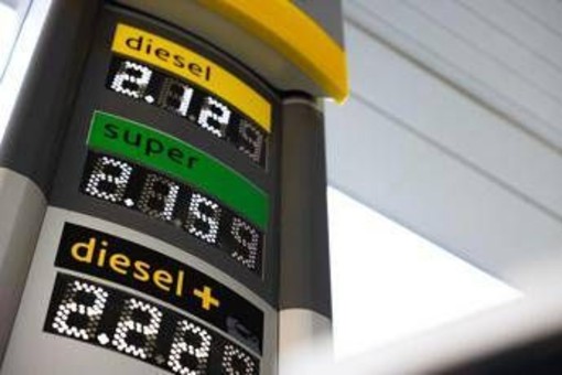 Carburanti, ecco 'corsa' dei prezzi in Europa: in Italia aumenti inferiori