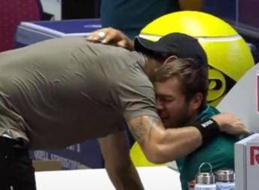 Cobolli si fa male nel derby e scoppia a piangere, Berrettini lo abbraccia Cobolli si fa male nel derby e scoppia a piangere, Berrettini lo abbraccia