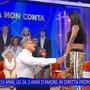 Lui ha 53 anni, lei 24: a La volta buona arriva la proposta di matrimonio a sorpresa Lui ha 53 anni, lei 24: a La volta buona arriva la proposta di matrimonio a sorpresa