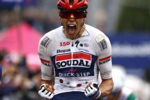 Giro d'Italia, prima tappa in volata a Magnier. Caduta di gruppo in vista del traguardo Giro d'Italia, prima tappa in volata a Magnier. Caduta di gruppo in vista del traguardo