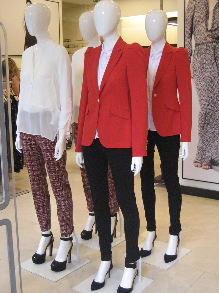 Zara a Montecarlo prepara il suo autunno: in vetrina un'amazzone in decolletè